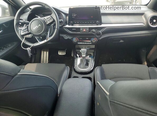 3KPF54AD5RE706051 2024 KIA FORTE Gray Vista del salpicadero