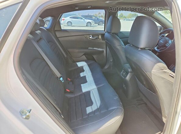 3KPF54AD6PE521763 2023 KIA FORTE White Вид задніх сидінь