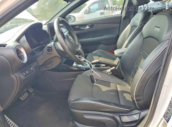 3KPF54AD6PE667774 2023 KIA FORTE Белый Вид салона спереди