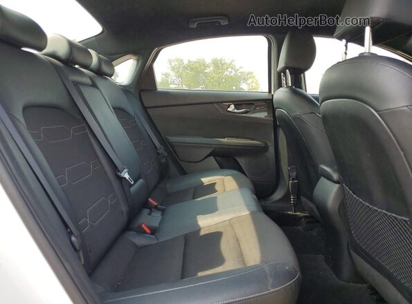 3KPF54AD6PE667774 2023 KIA FORTE Белый Вид задних сидений