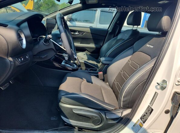 3KPF54AD6RE742704 2024 KIA FORTE White Vista interior delantera