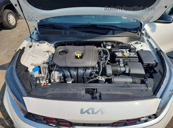 3KPF54AD6RE742704 2024 KIA FORTE White Vista interior trasera
