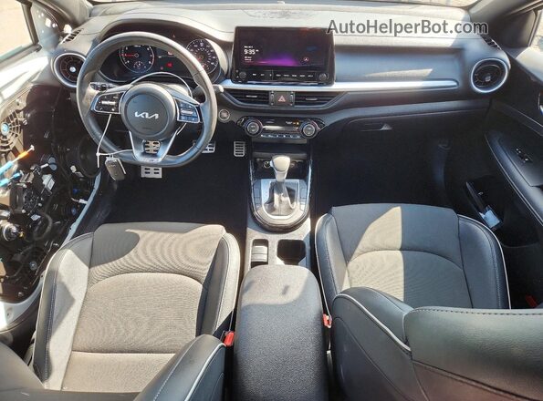 3KPF54AD6RE802397 2024 KIA FORTE White Widok deski rozdzielczej