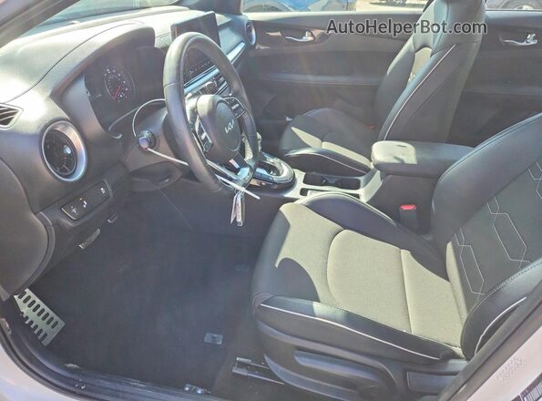 3KPF54AD6RE802397 2024 KIA FORTE White Widok wnętrza z przodu