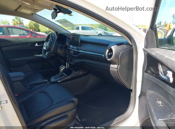 3KPF54AD7KE040672 2019 KIA FORTE White Vista interior delantera