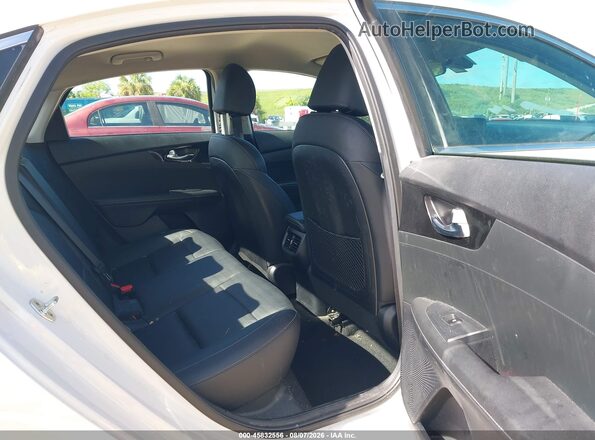 3KPF54AD7KE040672 2019 KIA FORTE White Vista de la etiqueta del VIN