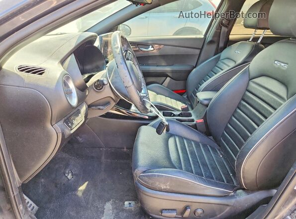 3KPF54AD7PE572124 2023 KIA FORTE Угольный Вид салона спереди