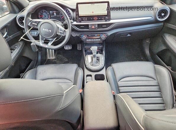 3KPF54AD8NE472594 2022 KIA FORTE Gray Widok deski rozdzielczej