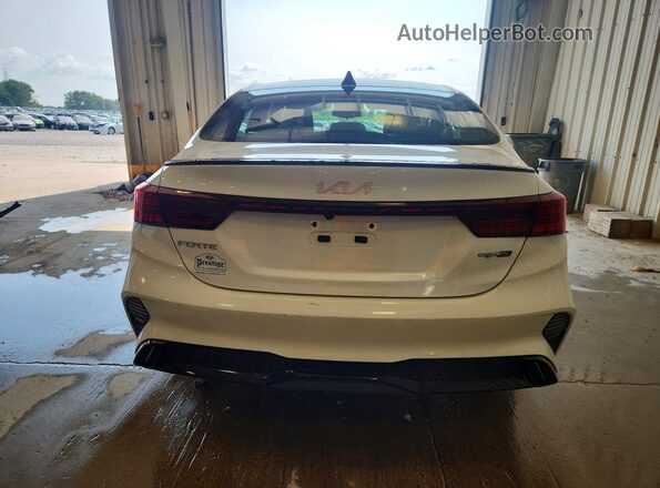 3KPF54AD8RE766860 2024 KIA FORTE White Вид ззаду