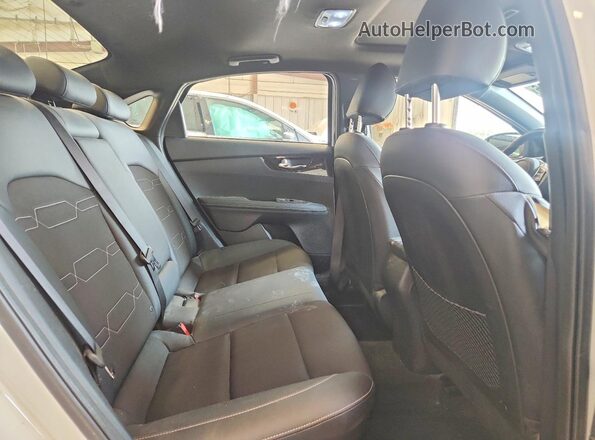 3KPF54AD8RE766860 2024 KIA FORTE White Вид задніх сидінь