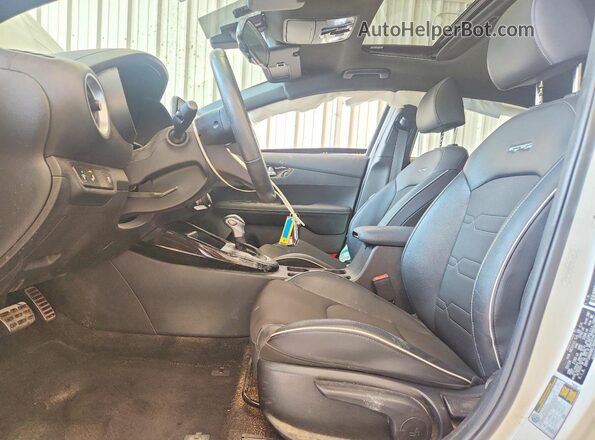 3KPF54AD8RE766860 2024 KIA FORTE White Вид салону спереду