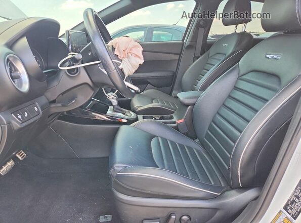 3KPF54AD8RE824188 2024 KIA FORTE Белый Вид салона спереди