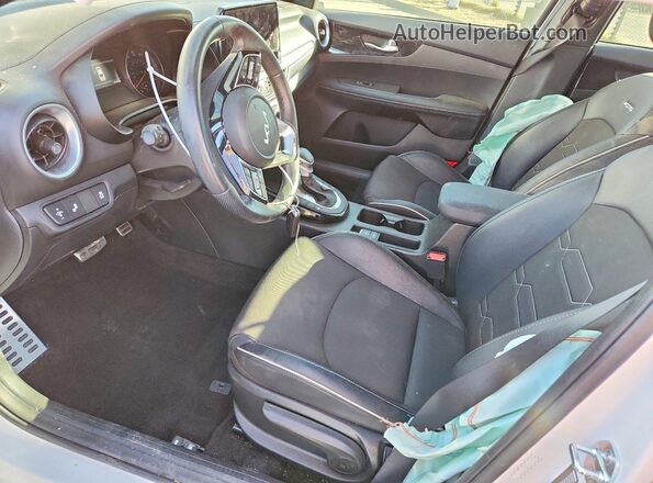 3KPF54AD8RE840195 2024 KIA FORTE White Widok wnętrza z przodu
