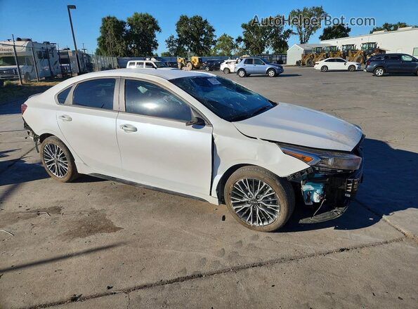 3KPF54AD8RE840195 2024 KIA FORTE White Przód prawy