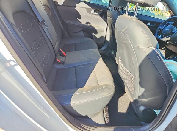3KPF54AD8RE840195 2024 KIA FORTE White Widok tylnych siedzeń