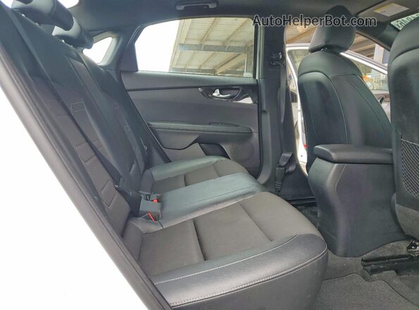 3KPF54AD9NE452208 2022 KIA FORTE White Vista de los asientos traseros