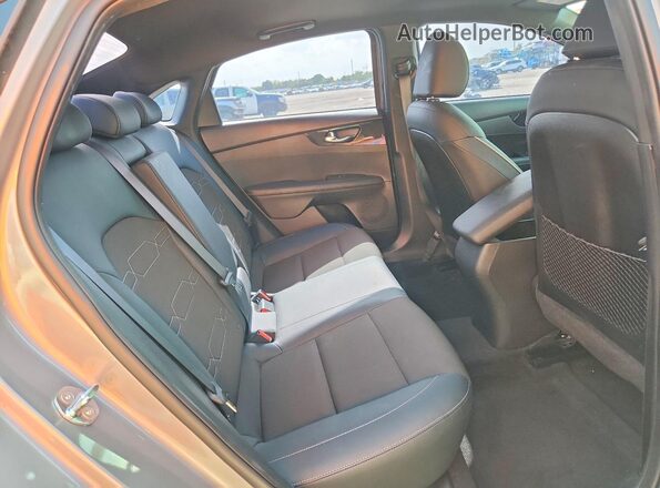 3KPF54AD9PE611702 2023 KIA FORTE Gray Vista de los asientos traseros