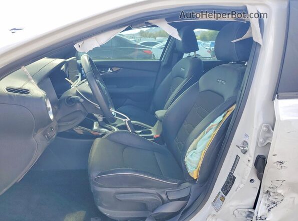 3KPF54AD9PE687159 2023 KIA FORTE White Vista interior delantera