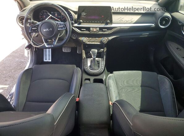 3KPF54AD9PE687159 2023 KIA FORTE White Vista del salpicadero