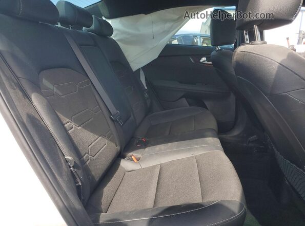 3KPF54AD9PE687159 2023 KIA FORTE White Vista de los asientos traseros