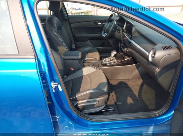 3KPF54AD9RE704559 2024 KIA FORTE Blue Вид салону спереду