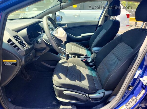 3KPFK4A70HE076523 2017 KIA FORTE Blue Вид салону спереду