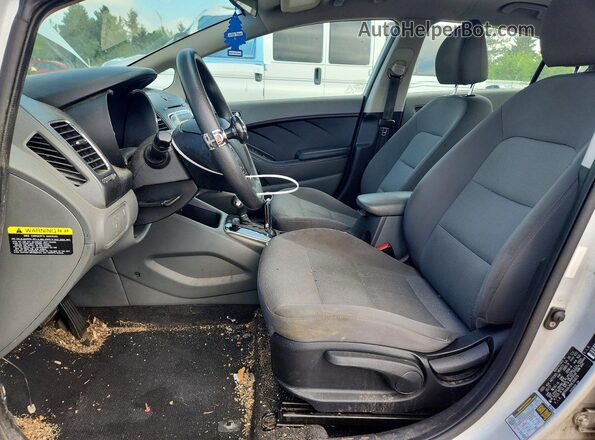 3KPFK4A70HE160079 2017 KIA FORTE Серебряный Вид салона спереди