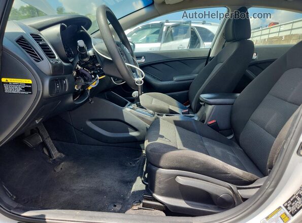 3KPFK4A71JE188804 2018 KIA FORTE Silver Widok wnętrza z przodu