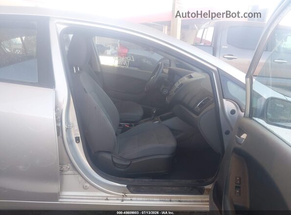 3KPFK4A71JE219226 2018 KIA FORTE Gray Widok wnętrza z przodu