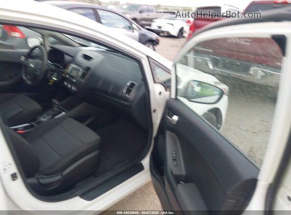 3KPFK4A71JE229142 2018 KIA FORTE White Вид салону спереду
