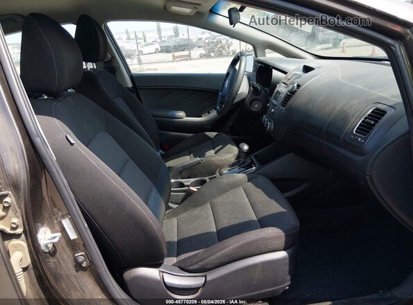 3KPFK4A72HE063501 2017 KIA FORTE Dark Brown Widok wnętrza z przodu