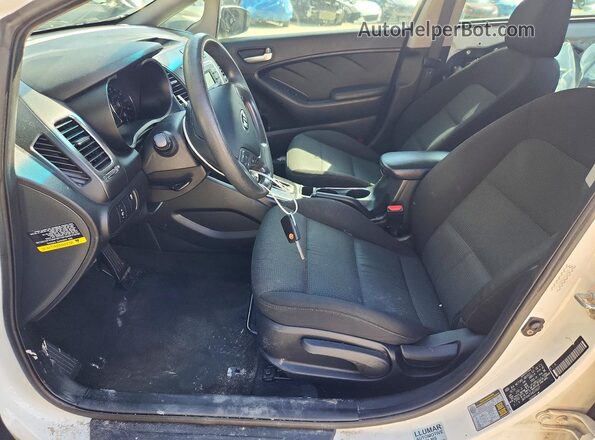 3KPFK4A72HE070657 2017 KIA FORTE White Вид салону спереду