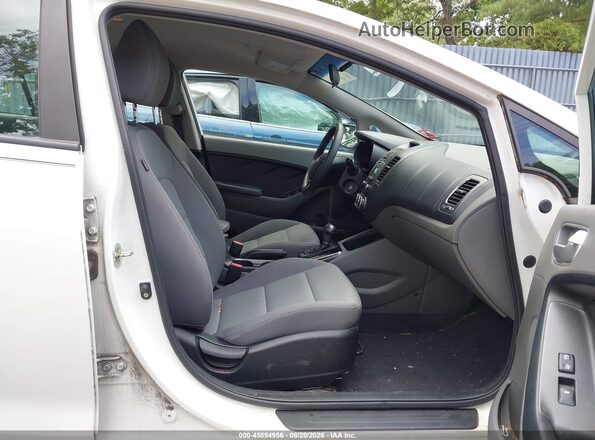 3KPFK4A72JE171638 2018 KIA FORTE White Vista interior delantera