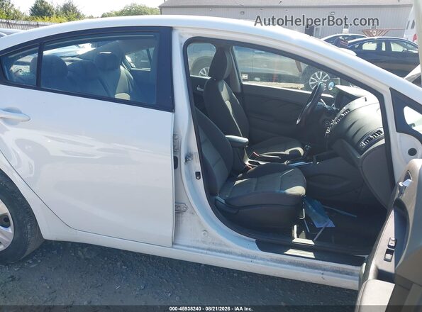 3KPFK4A73HE021659 2017 KIA FORTE White Widok wnętrza z przodu