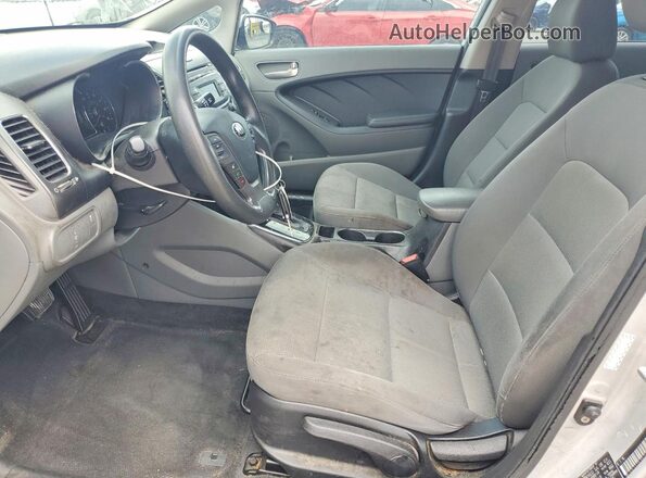 3KPFK4A75HE058857 2017 KIA FORTE Silver Widok wnętrza z przodu