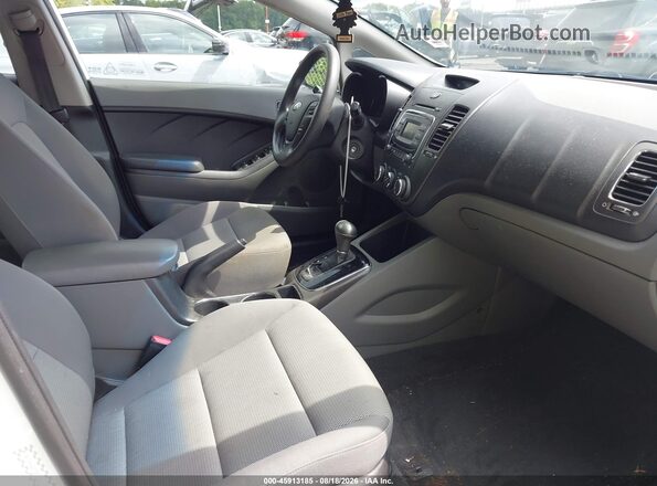 3KPFK4A75HE062097 2017 KIA FORTE White Widok wnętrza z przodu