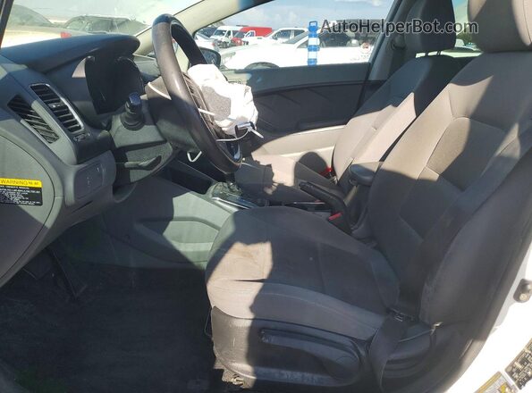 3KPFK4A76HE058334 2017 KIA FORTE White Вид салону спереду