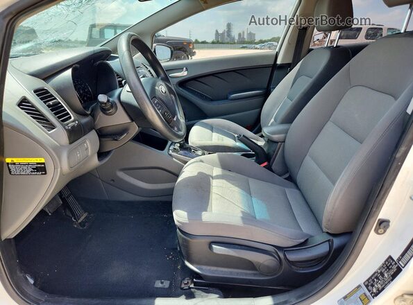 3KPFK4A77HE076213 2017 KIA FORTE White Вид салону спереду