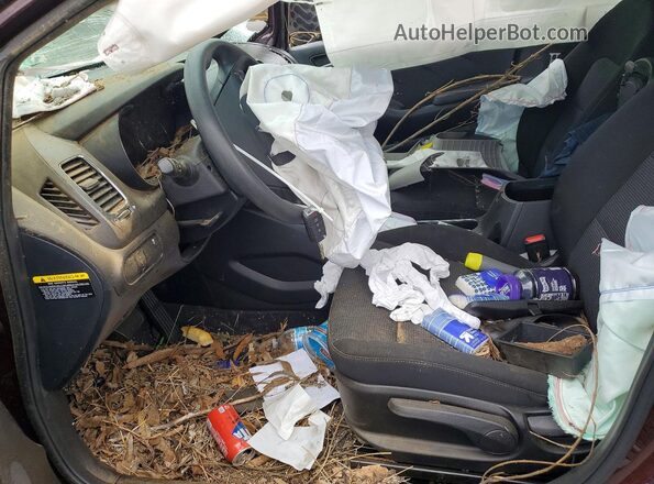 3KPFK4A77JE211907 2018 KIA FORTE Maroon Widok wnętrza z przodu