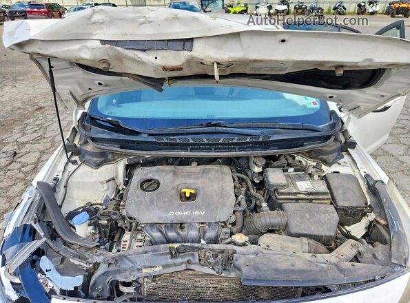 3KPFK4A77JE240176 2018 KIA FORTE White Vista interior trasera