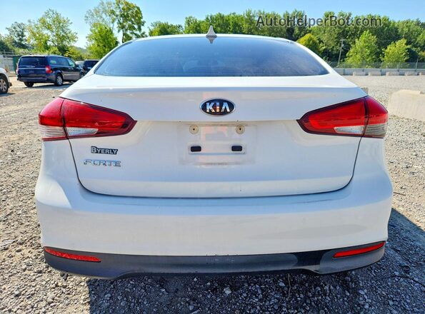 3KPFK4A78JE247153 2018 KIA FORTE Белый Вид сзади