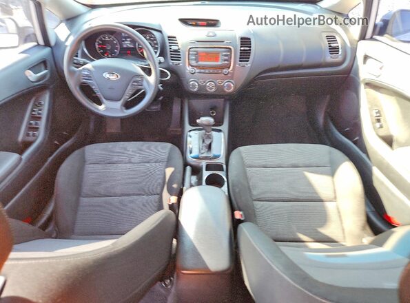 3KPFK4A78JE247153 2018 KIA FORTE Белый Вид панели приборов