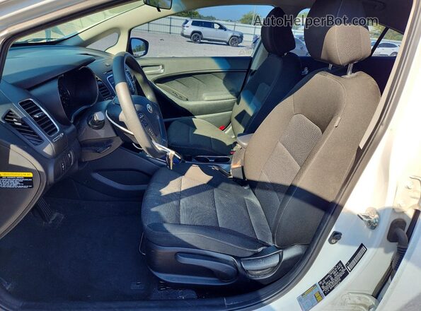 3KPFK4A78JE247153 2018 KIA FORTE Белый Вид салона спереди