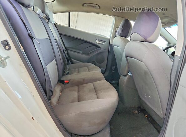 3KPFK4A79HE069764 2017 KIA FORTE White Հետևի նստատեղերի տեսք
