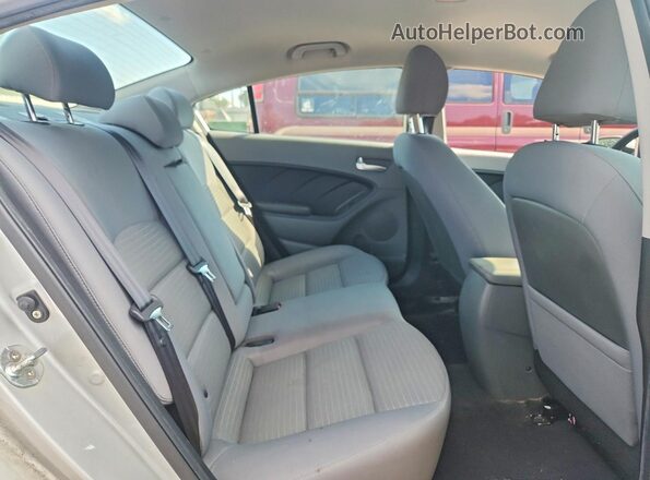 3KPFL4A71HE052504 2017 KIA FORTE Silver Widok tylnych siedzeń