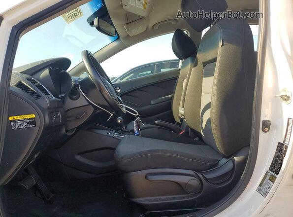 3KPFL4A72JE221192 2018 KIA FORTE White Vista interior delantera