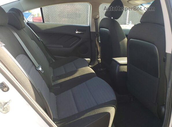 3KPFL4A72JE221192 2018 KIA FORTE White Vista de los asientos traseros