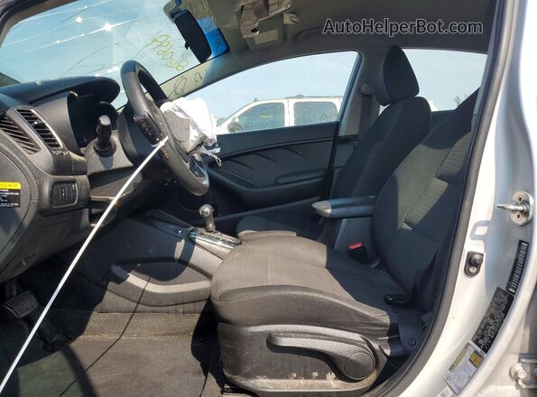3KPFL4A74JE205348 2018 KIA FORTE Серебряный Вид салона спереди