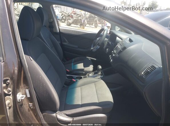 3KPFL4A75HE009008 2017 KIA FORTE Gray Вид салону спереду