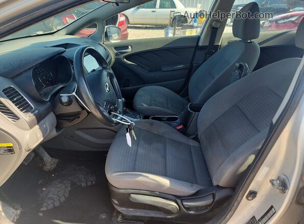3KPFL4A77JE263275 2018 KIA FORTE Gray Widok wnętrza z przodu